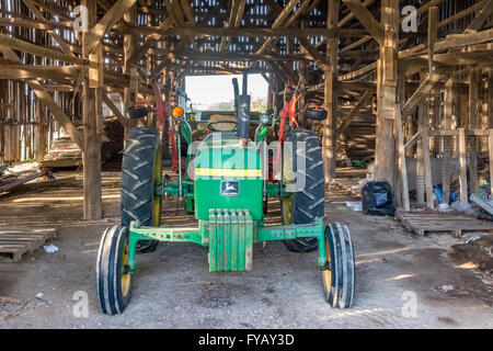 Parcheggiare il trattore in un granaio del tabacco in Kentucky USA Foto Stock