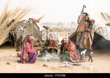 Le donne al di fuori del campo nomadi sul bordo del deserto di Thar in Rajastjan Foto Stock