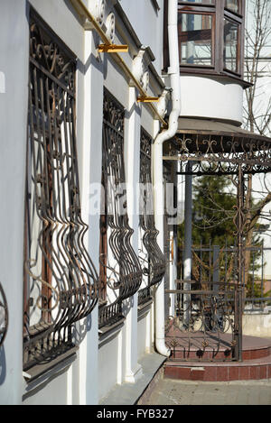 Metallo ferro battuto barre su windows di apartment house Foto Stock