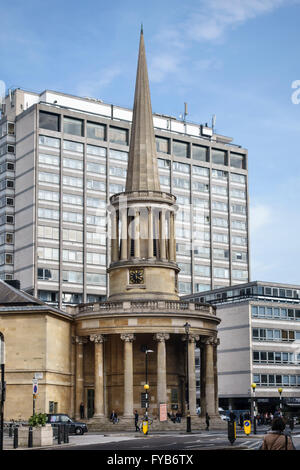 Tutte le anime Chiesa, Langham Place, Londra, Regno Unito. Progettato da John Nash e completata nel 1824, sorge nella parte superiore di Regent Street Foto Stock