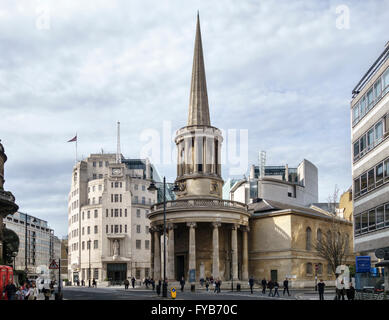 Tutte le anime la Chiesa (John Nash, 1824), Langham Place, Londra. Alle sue spalle sorge Broadcasting House, il quartier generale della BBC costruito 1932 Foto Stock