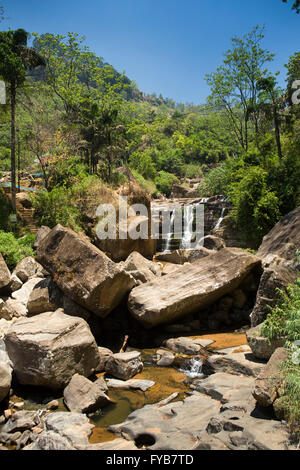 Sri Lanka, Nuwara Eliya, Ramboda, cascata con un basso livello di acqua Foto Stock