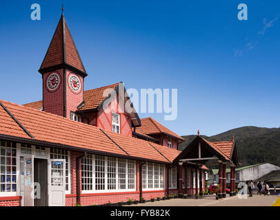 Sri Lanka, Nuwara Eliya, Queen Elizabeth Drive, Post Office nel vecchio edificio coloniale con torre dell'orologio Foto Stock