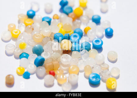 Una collezione di piccolo di plastica nurdles fotografato su uno sfondo bianco. Foto Stock