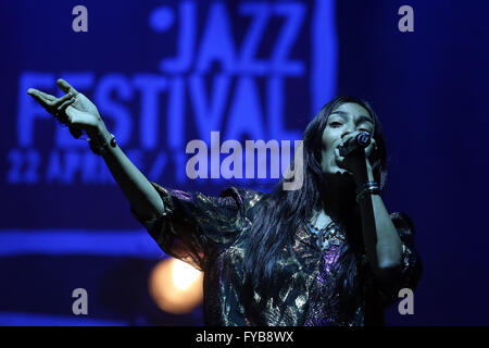 Torino, Italia. 23 apr, 2016. In Piazza Castello a Torino, in occasione della Torino Jazz Festival, Hindi Zahra cantante marocchino sollevato a Parigi che sta conquistando il mondo del canto in lingua inglese, francese e Berber, su soundscapes tracciata dal jazz alla musica, dal blues alla musica tzigana-gnowa, eseguita dal vivo accompagnato da Roy Paci e il suo 'Orchestra del fuoco', che includono alcuni pezzi del repertorio del cantante con diverse disposizioni e inedito. © Daniela Parra Saiani/Pacific Press/Alamy Live News Foto Stock