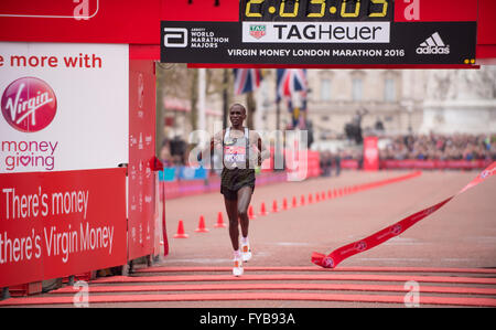 Il centro commerciale di Londra, Regno Unito. 24 Aprile, 2016. Elite mens vincitore di gara Eliud Kipchoge (KEN), la finitura del 2016 denaro Virgin London Marathon in 02:22:58. Kipchoge vince la maratona di Londra per il secondo anno consecutivo, migliorando il suo tempo. Credito: sportsimages/Alamy Live News Foto Stock