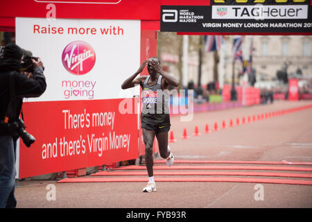 Il centro commerciale di Londra, Regno Unito. 24 Aprile, 2016. Elite mens vincitore di gara Eliud Kipchoge (KEN), la finitura del 2016 denaro Virgin London Marathon in 02:22:58. Kipchoge vince la maratona di Londra per il secondo anno consecutivo, migliorando il suo tempo. Credito: sportsimages/Alamy Live News Foto Stock