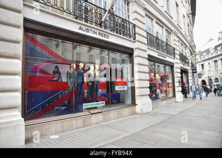 Regent Street, Londra, Regno Unito. Il 24 aprile 2016. Austin Reed file bando per la somministrazione con 1.000 posti di lavoro a rischio Foto Stock