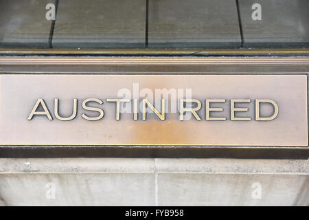 Regent Street, Londra, Regno Unito. Il 24 aprile 2016. Austin Reed file bando per la somministrazione con 1.000 posti di lavoro a rischio Foto Stock