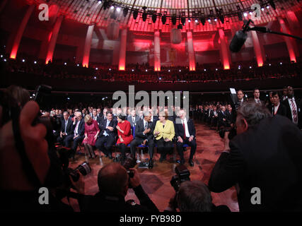 Hannover, Germania. 24 apr, 2016. (R-L) Stephan Weil, premier dello stato tedesco della Bassa Sassonia, il Cancelliere tedesco Angela Merkel e il Presidente Usa Barack Obama, il Segretario di Stato americano per il commercio Penny Sue Pritzker, Tedesco il ministro dell'economia Sigmar GABRIEL e il ministro tedesco degli affari scientifici Johanna Wanka mostrato prima della cerimonia di apertura della fiera di Hannover a Hannover, Germania, 24 aprile 2016. Il più grande del mondo mostra industriale Fiera di Hannover è quello di essere aperti dal presidente degli Stati Uniti Obama. Foto: CHRISTIAN CHARISIUS/dpa/Alamy Live News Foto Stock