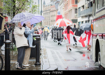 Manchester, Regno Unito. 24 Aprile, 2016. L'onda pubblica passato il St Georges parata del giorno. Credito: Andy Barton/Alamy Live News Foto Stock