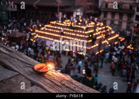 Il quadrato di Durbar di Kathmandu, Nepal. 24 Aprile 2016.La folla si riuniscono alla vigilia dell'anniversario eathquke centinaia di candele accese in memoria. Credito: Alice Carfrae/Alamy Live News Foto Stock