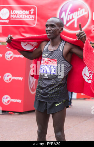 Londra, Regno Unito. Il 24 aprile 2016. Eliud Kipchoge (KEN) termina la maratona di Londra nel secondo miglior tempo mai realizzato, 2:03:05. Il 2016 denaro VIRGIN LONDON MARATHON termina sul Mall, Londra, Regno Unito. Credito: Immagini vibranti/Alamy Live News Foto Stock