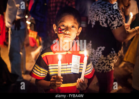 Il quadrato di Durbar di Kathmandu, Nepal. Il 24 aprile 2016. Un ragazzo tiene candele in memoria dei morti come la folla si riuniscono alla vigilia dell'anniversario eathquke. Credito: Alice Carfrae/Alamy Live News Foto Stock