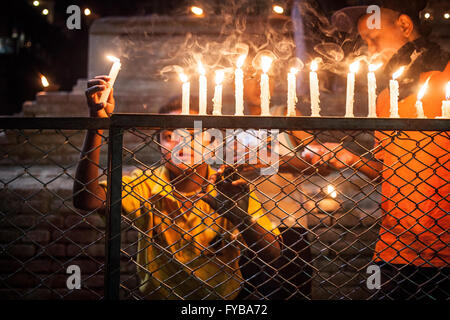 Il quadrato di Durbar di Kathmandu, Nepal. Il 24 aprile 2016. Un ragazzo tiene candele in memoria dei morti come la folla si riuniscono alla vigilia dell'anniversario eathquke. Credito: Alice Carfrae/Alamy Live News Foto Stock