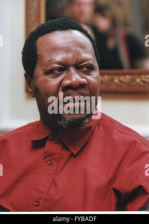 PIC FILE: Papa Wemba, musicista congolese che ha sofferto un sequestro irreversibile mentre si esegue in Abidjan, Costa d'Avorio il 24 aprile 2016, visto qui in visita a Londra nel 2001. Credito: Peter Hogan/Alamy Live News Foto Stock