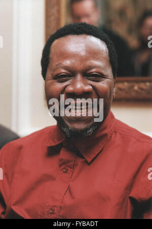 PIC FILE: Papa Wemba, musicista congolese che ha sofferto un sequestro irreversibile mentre si esegue in Abidjan, Costa d'Avorio il 24 aprile 2016, visto qui in visita a Londra nel 2001. Credito: Peter Hogan/Alamy Live News Foto Stock