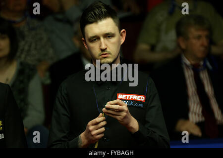 Sheffield, Regno Unito. 24 apr, 2016. 24.04.2016: 2016 Betfred World Snooker Championships. Kyren Wilson in azione nei confronti di Mark Allen nel secondo round di World Snooker, al Crucible Theatre, Sheffield, Inghilterra. © Michael Cullen/ZUMA filo/Alamy Live News Foto Stock