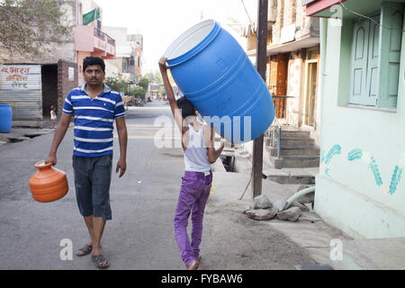 Latur, Maharashtra. Xxi Aprile, 2016. 20 Aprile 2016 - Latur - INDIA.Molti la scuola dei bambini in Latur trascorrono una parte migliore della loro vacanze estive in lunghe code per prendere l'acqua. © Subhash Sharma/ZUMA filo/Alamy Live News Foto Stock