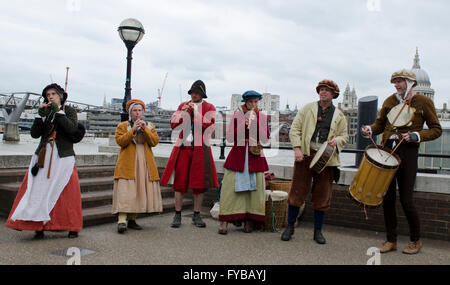 South Bank di Londra, Regno Unito. Xxv Aprile, 2016. Musicisti vestiti come Elizabethan buskers suonare strumenti musicali al quattrocentesimo anniversario di Shakespeare la morte del 24 aprile 2016. South Bank di Londra, Regno Unito. Credito: Prixpics/Alamy Live News Foto Stock