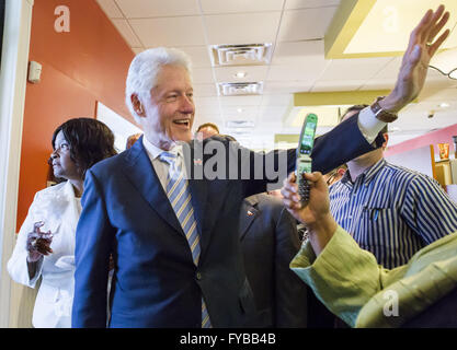 Wilmington, Delaware, Stati Uniti d'America. 24 apr, 2016. L'ex Presidente Bill Clinton onde da diners in corrispondenza della griglia di Hollywood in Wilmington domenica pomeriggio. Clinton ha fermato presso il ristorante a modo suo da una campagna stop per sua moglie Hillary a Baltimora per un altro arresto in Pennsylvania. Credito: Kyle Grantham/ZUMA filo/Alamy Live News Foto Stock