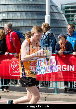 Londra, Regno Unito. 24 Aprile, 2016. Il 24 aprile, Londra ha ospitato la maratona di Londra. La gara è iniziata a Blackheath e avvolto il modo vicino al fiume Tamigi attraverso sia il sud e il nord di Londra di finire in Pall Mall da Buckingham Palace. Credito: Jane Campbell/Alamy Live News Foto Stock