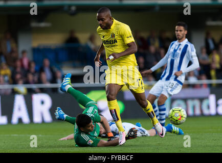 Villareal, Spagna. 24 Aprile, 2016. Cedric Bakambu del Villarreal CF durante la Liga corrispondono a Estadio El Madrigal, Villarreal. Credito: MARIA JOSE SEGOVIA CARMONA/Alamy Live News Foto Stock