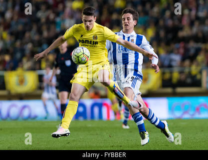 Villareal, Spagna. 24 Aprile, 2016. Adrian Marin del Villarreal CF e Mikel Oyarzabal della Real Sociedad durante la Liga corrispondono a Estadio El Madrigal, Villarreal. Credito: MARIA JOSE SEGOVIA CARMONA/Alamy Live News Foto Stock