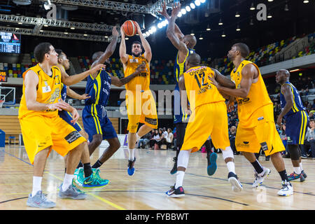 Regno Unito. 24 Aprile, 2016. I Lions" Jamal Williams (14) mira per il cestello nella BBL play-off quarti di finale la seconda gamba. London Lions vincere il gioco 78-75, ma perdere la cravatta globale con Sheffield passando attraverso il credito di semilavorati: Imageplotter News e sport/Alamy Live News Foto Stock