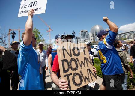 San Diego, CA, Stati Uniti d'America. 23 apr, 2016. SAN DIEGO San Diego Chargers ha dato dei calci a fuori della loro iniziativa dei cittadini la raccolta delle firme in un parcheggio a sud del Parco Petco Sabato mattina dove gli appassionati ascoltato caricabatteria proprietario di maggioranza Dean Spanos, NFL commissario Roger Goodell, LaDanian Tomlinson, Philip fiumi, e altri che supportano un nuovo stadio .|Michael-Leonard creditore, a destra contiene fino a ''Non Downtown" segno accanto a un altro segno-carrier chiedendo ''dove Kevin?'' circa il sindaco Kevin Faulconer.|Giovanni Gastaldo/San Diego Union-Tribune (credito Immagine: © Giovanni Gastaldo/San Diego Union-Tribune via ZUMA Foto Stock