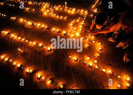 Kathmandu, Nepal. 24 apr, 2016. Nepalesi per rendere omaggio alle vittime di terremoto durante il suo primo anniversario accendendo candele a Basantapur Durbar Square. La maggior parte dei monumenti, le vecchie case sono state gravemente distrutto da lo scorso anno il terremoto del 25 aprile 2015, con una grandezza di 7.8 terremoto uccidendo oltre 9 mila persone in Nepal e migliaia di feriti, risultati che centinaia di persone sono rimaste senza tetto in interi villaggi in molti distretti del paese. Credito: Narayan Maharjan/Pacific Press/Alamy Live News Foto Stock