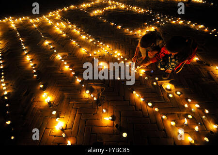 Kathmandu, Nepal. 24 apr, 2016. Nepalesi per rendere omaggio alle vittime di terremoto durante il suo primo anniversario accendendo candele a Basantapur Durbar Square. La maggior parte dei monumenti, le vecchie case sono state gravemente distrutto da lo scorso anno il terremoto del 25 aprile 2015, con una grandezza di 7.8 terremoto uccidendo oltre 9 mila persone in Nepal e migliaia di feriti, risultati che centinaia di persone sono rimaste senza tetto in interi villaggi in molti distretti del paese. Credito: Narayan Maharjan/Pacific Press/Alamy Live News Foto Stock