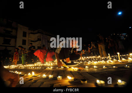 Kathmandu, Nepal. 24 apr, 2016. Nepalesi per rendere omaggio alle vittime di terremoto durante il suo primo anniversario accendendo candele a Basantapur Durbar Square. La maggior parte dei monumenti, le vecchie case sono state gravemente distrutto da lo scorso anno il terremoto del 25 aprile 2015, con una grandezza di 7.8 terremoto uccidendo oltre 9 mila persone in Nepal e migliaia di feriti, risultati che centinaia di persone sono rimaste senza tetto in interi villaggi in molti distretti del paese. Credito: Narayan Maharjan/Pacific Press/Alamy Live News Foto Stock