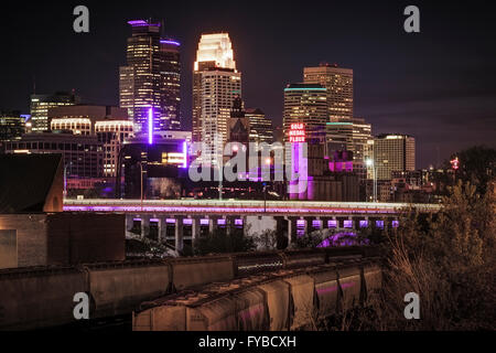 Lo skyline di Minneapolis in viola in lutto per la morte dell'artista musicale Prince. Foto Stock