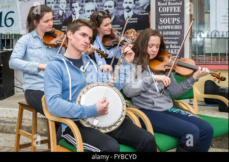 Skibbereen, Irlanda. 24 Aprile, 2016. Gli alunni dalla misericordia Heights School, Skibbereen intrattenere la folla durante la scuola del Annuncio evento della durata di un giorno per commemorare i 100 anni dall'inizio della ribellione in Dublino. Credito: Andy Gibson/Alamy Live News Foto Stock