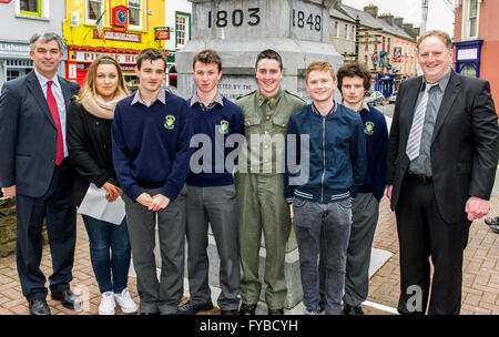 Skibbereen, Irlanda. 24 Aprile, 2016. Alcuni degli alunni e docenti coinvolti nel caso sono illustrati prima della scuola del Annuncio evento della durata di un giorno per commemorare i 100 anni dall'inizio della ribellione in Dublino. L-R: Pietro Fitzgerald; Emily Minihane; Miguel De Antonio; Kevin O'Donovan; Ian Lynch; Colin O'Driscoll; Rian Collins e misericordia altezze insegnante e organizzatore di eventi Colman O'Driscoll. Credito: Andy Gibson/Alamy Live News Foto Stock