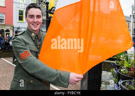 Skibbereen, Irlanda. 24 Aprile, 2016. Ian Lynch, discendente diretto di Gearóid O'Sullivan chi è stato coinvolto nel 1916, prepara il tricolore irlandese per il sollevamento presso la scuola del Annuncio evento della durata di un giorno per commemorare i 100 anni dall'inizio della ribellione in Dublino. Credito: Andy Gibson/Alamy Live News Foto Stock
