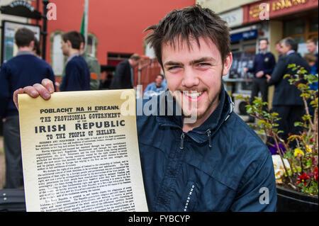 Skibbereen, Irlanda. 24 Aprile, 2016. Finbarr Maguire è stato dato l'onore della lettura la proclamazione presso la scuola del Annuncio evento della durata di un giorno per commemorare i 100 anni dall'inizio della ribellione in Dublino. Credito: Andy Gibson/Alamy Live News Foto Stock