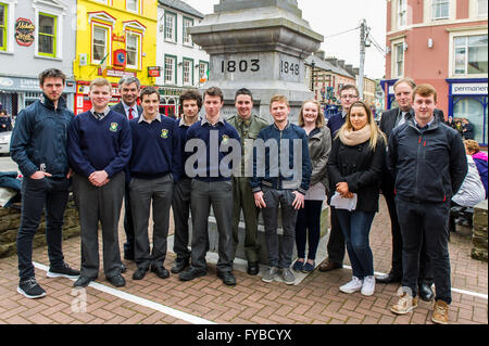 Skibbereen, Irlanda. 24 Aprile, 2016. I partecipanti e gli organizzatori della scuola del Annuncio evento della durata di un giorno per commemorare i 100 anni dall'inizio della ribellione a Dublino sono illustrati prima dell'inizio dell'evento. Credito: Andy Gibson/Alamy Live News Foto Stock