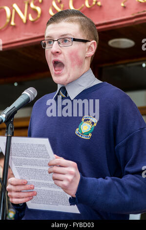 Skibbereen, Irlanda. 24 Aprile, 2016. Altezze di misericordia Scolaro, James O'Sullivan ha dato una potente versione di orazione che è stata letta su O'Donovan Rossa la sua tomba da Padraig Pearse in O'Donovan Rossa i funerali nel 1915. La lettura è stata parte della scuola del Annuncio evento della durata di un giorno per commemorare i 100 anni dall'inizio della ribellione in Dublino. Credito: Andy Gibson/Alamy Live News Foto Stock