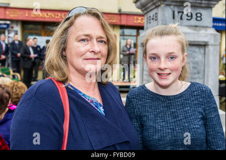 Skibbereen, Irlanda. 24 Aprile, 2016. Máire Keating e Áine Keating erano alla mercé delle altezze della scuola Annuncio evento della durata di un giorno per commemorare i 100 anni dall'inizio della ribellione in Dublino. Credito: Andy Gibson/Alamy Live News Foto Stock