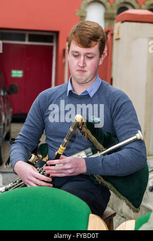 Skibbereen, Irlanda. 24 Aprile, 2016. Eoin Quinn ha suonato "Amhrán na bhFiann' sul Uilleann Pipes durante la misericordia altezze della scuola Annuncio evento della durata di un giorno per commemorare i 100 anni dall'inizio della ribellione in Dublino. Credito: Andy Gibson/Alamy Live News Foto Stock