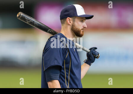 Milwaukee, WI, Stati Uniti d'America. 23 apr, 2016. Milwaukee Brewers catcher Jonathan Lucroy #20 prima della Major League Baseball gioco tra il Milwaukee Brewers e la Philadelphia Phillies a Miller Park di Milwaukee, WI. John Fisher/CSM/Alamy Live News Foto Stock