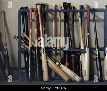 Milwaukee, WI, Stati Uniti d'America. 23 apr, 2016. La Filadelfia bat rack è pieno durante il Major League Baseball gioco tra il Milwaukee Brewers e la Philadelphia Phillies a Miller Park di Milwaukee, WI. John Fisher/CSM/Alamy Live News Foto Stock