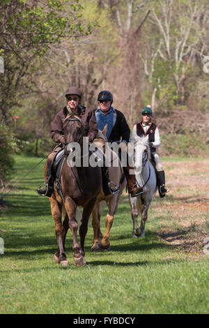 Trail riders club facendo un passo per la carità in un parco. Foto Stock