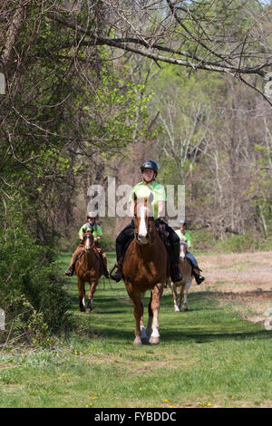 Trail riders club facendo un passo per la carità in un parco. Foto Stock