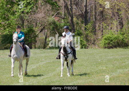 Trail riders club facendo un passo per la carità in un parco. Foto Stock