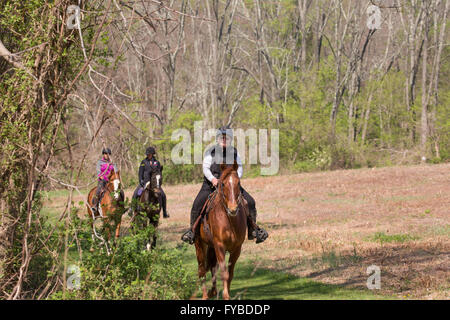 Trail riders club facendo un passo per la carità in un parco. Foto Stock