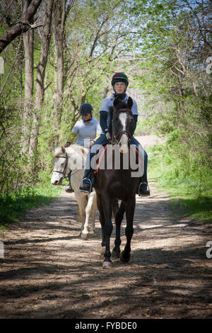 Trail riders club facendo un passo per la carità in un parco. Foto Stock