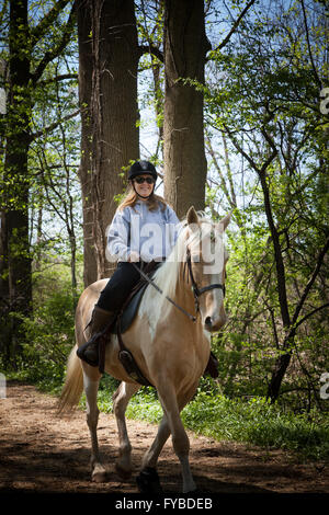 Trail riders club facendo un passo per la carità in un parco. Foto Stock